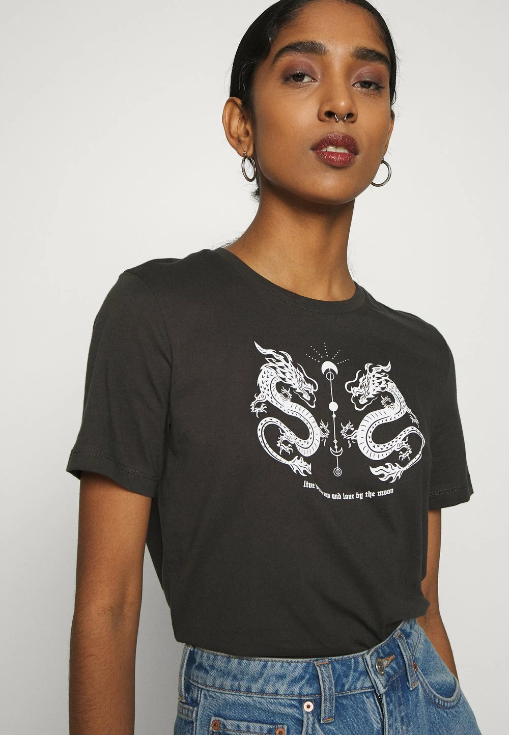 Meilleur prix 🛒 Prix Gelé Even&Odd HATTIE MIRRORED DRAGONS TEE - T-shirt imprimé t-shirts et tops col rond femme 🔥 8 Meilleur prix 🛒 Prix Gelé Even&Odd HATTIE MIRRORED DRAGONS TEE - T-shirt imprimé t-shirts et tops col rond femme 🔥 – Image 6