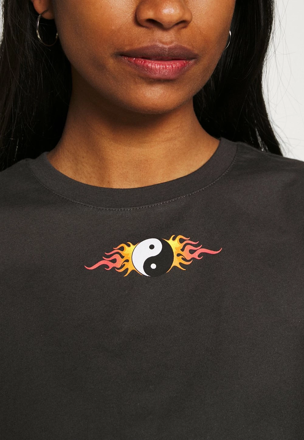 Promo 👍 Even&Odd CLARE YIN YANG FLAMES SMALL PRINT TEE / 801 - ANTHRACITE - T-shirt imprimé Produit de première qualité t-shirts et tops col rond femme ✔️ 6 Promo 👍 Even&Odd CLARE YIN YANG FLAMES SMALL PRINT TEE / 801 - ANTHRACITE - T-shirt imprimé Produit de première qualité t-shirts et tops col rond femme ✔️ – Image 4